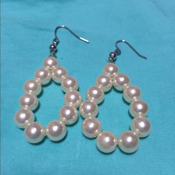 BCBG pearl earrings - Picture 3 of 5